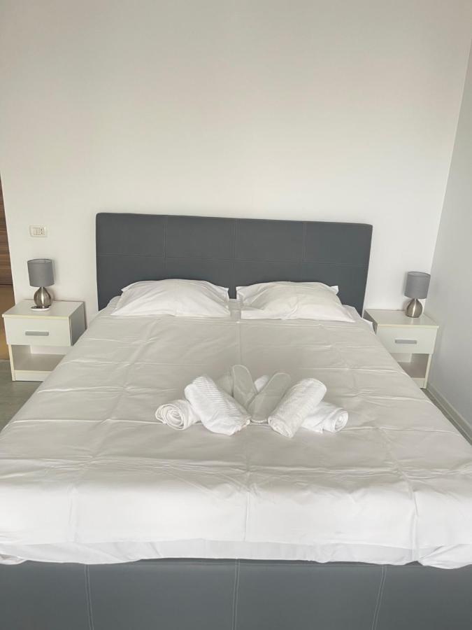 Miramar Studio Apartment Navodari Bagian luar foto