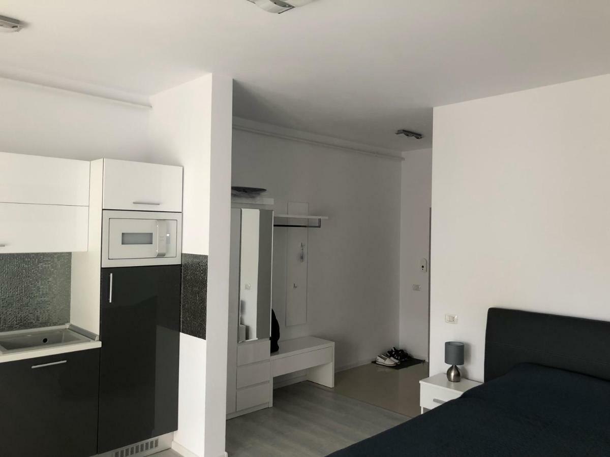 Miramar Studio Apartment Navodari Bagian luar foto